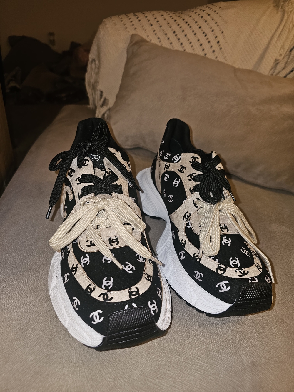 Women Black and Cream Logo Pattern Athletic Sneakers Size 40 / 9